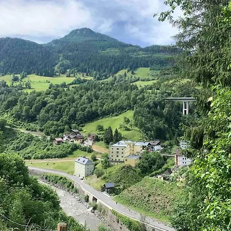 Kleine Alpenhuette In Neben Der Salzach Lend